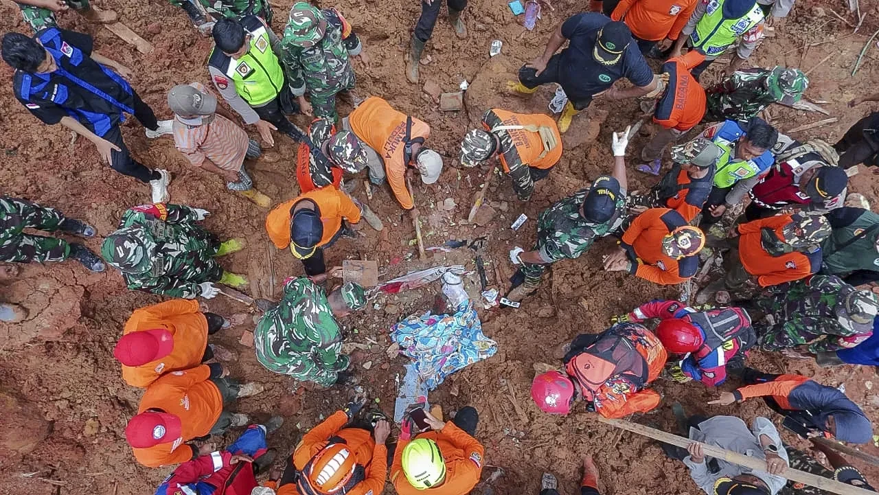 Endonezya'da heyelan faciası! Çok sayıda ölü ve kayıp var