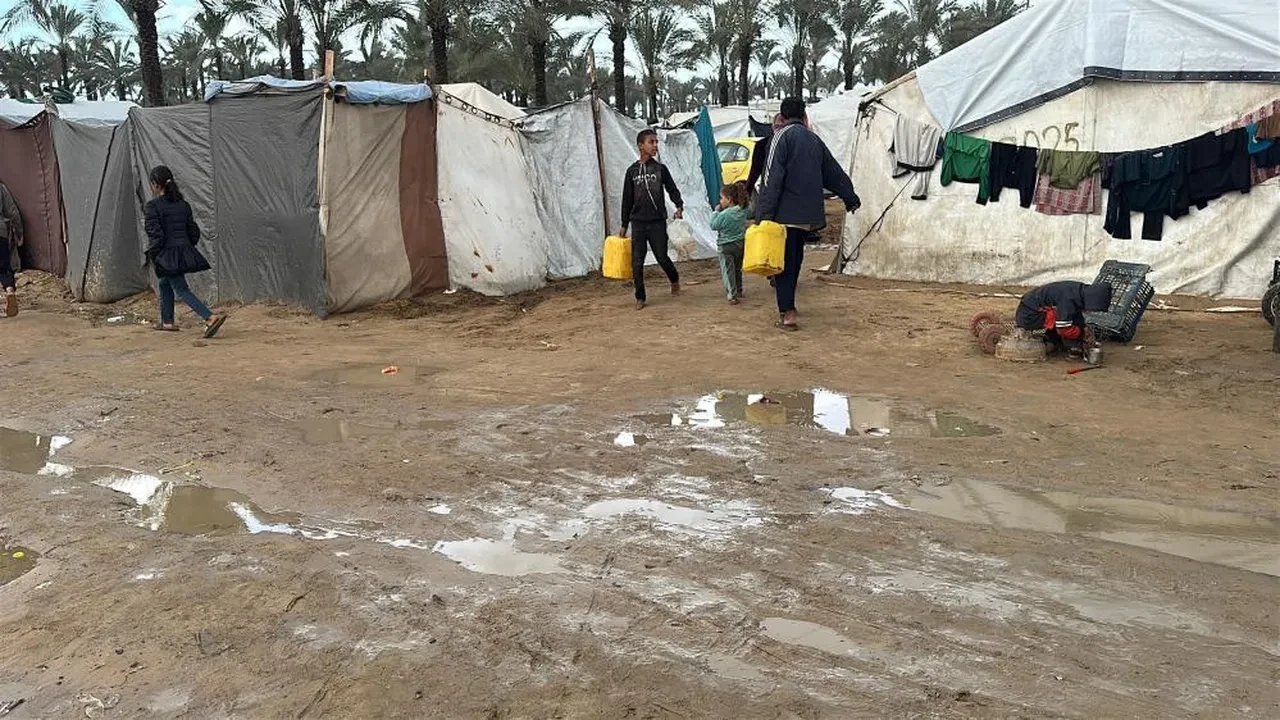 Gazze'de etkili olan şiddetli yağış, mevcut insani krizi daha da derinleştiriyor