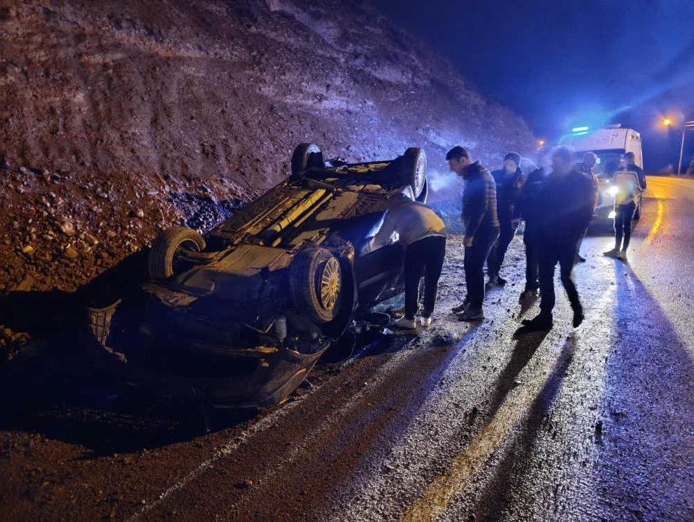 Gümüşhane-Trabzon yolunda dehşet: Yola düşen kayadan kaçarken otomobil takla attı
