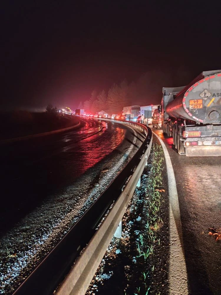 Elazığ'da tır kazası sonrası kilometrelerce araç kuyruğu oluştu