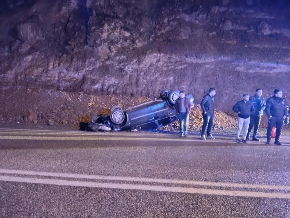 Gümüşhane-Trabzon yolunda dehşet: Yola düşen kayadan kaçarken otomobil takla attı