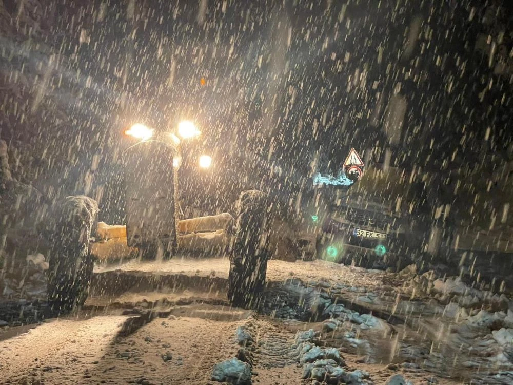 Ordu-Sivas yolu yoğun kar ve tipi nedeniyle ulaşıma kapandı