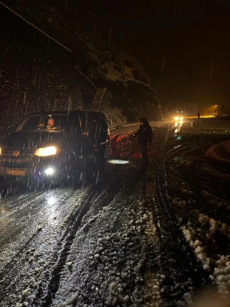 Ordu-Sivas yolu yoğun kar ve tipi nedeniyle ulaşıma kapandı
