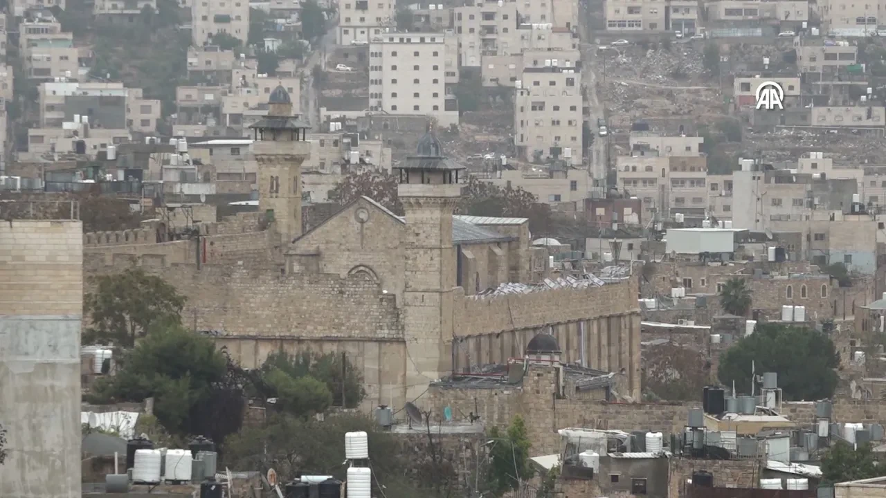 İşgalci Yahudiler, İbrahim Camisi’ne baskın düzenledi