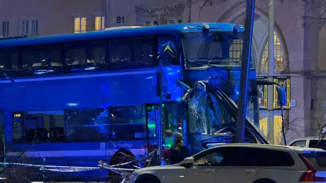 İsveç'te çift katlı otobüs durağa daldı: Ölü ve yaralılar var
