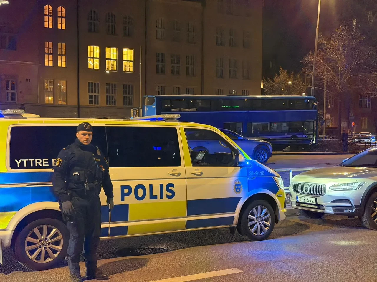 İsveç'te çift katlı otobüs durağa daldı: Ölü ve yaralılar var