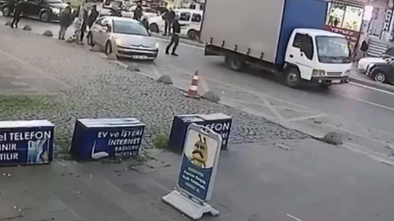 Kamyonetin durağa daldığı anlar kamerada