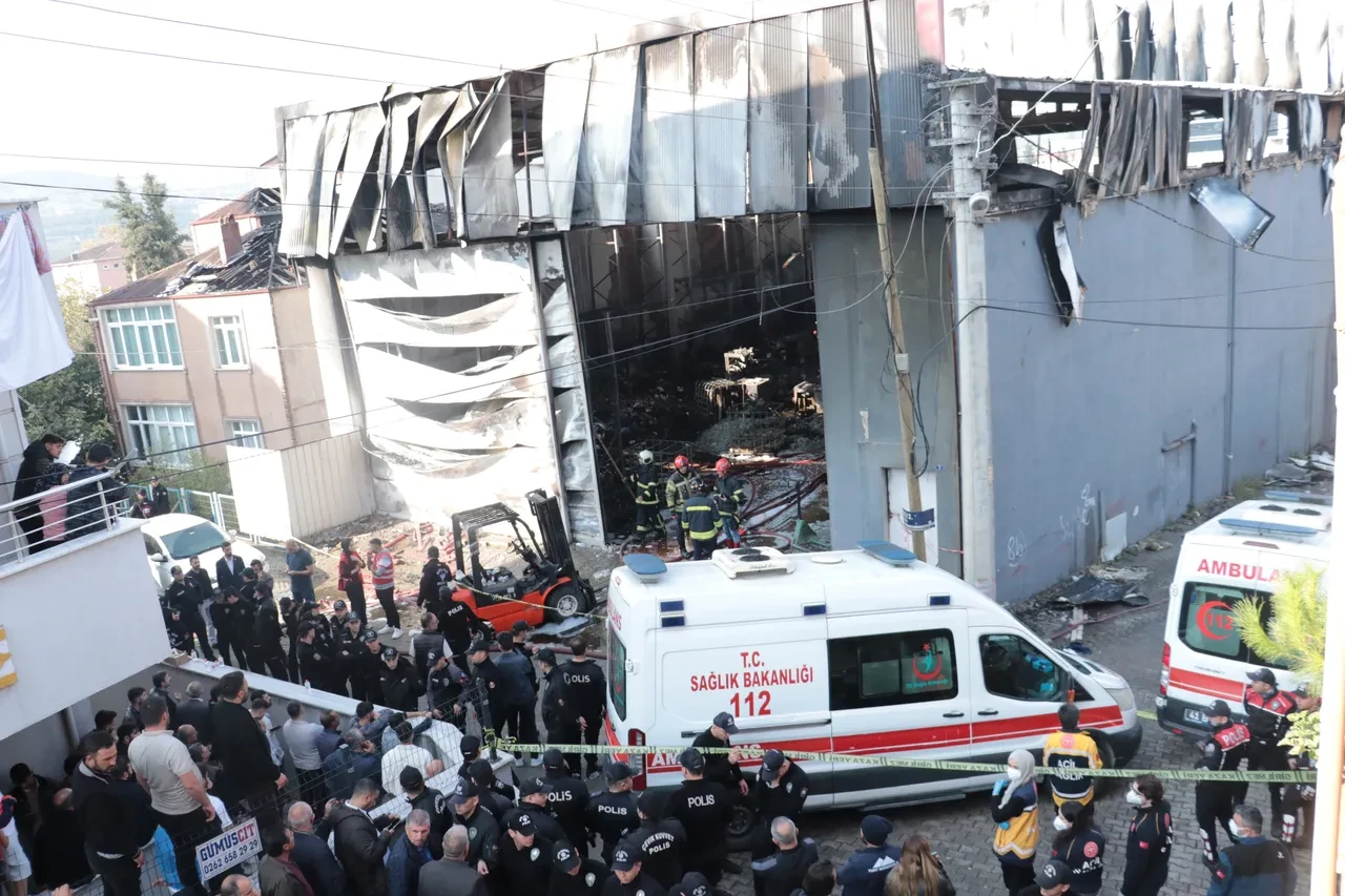 Kocaeli'deki yangın faciasında ölü sayısı 7'ye yükseldi