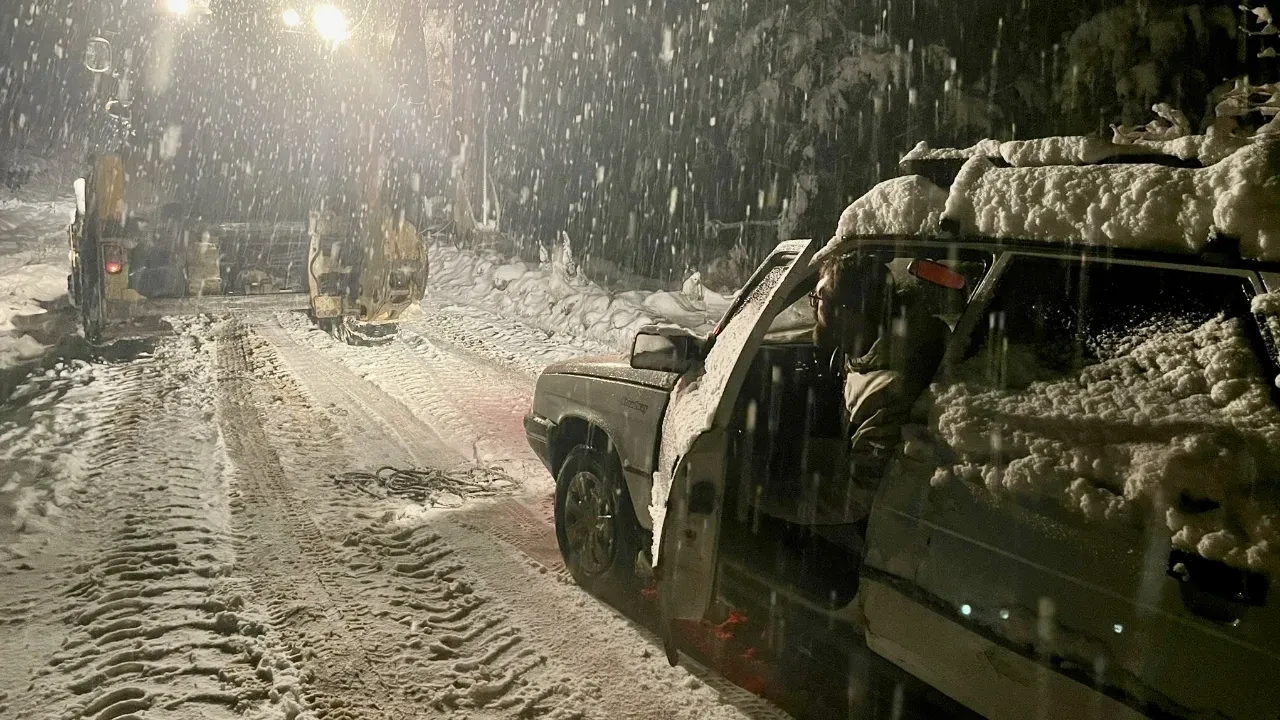 Kuvvetli kar yağışı fena başladı! Yollar kapandı, ulaşım durdu: Peş peşe açıklamalar 