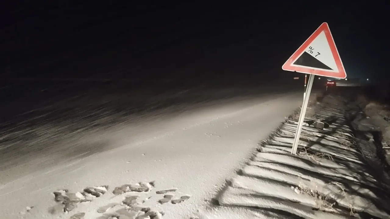 Kuvvetli kar yağışı fena başladı! Yollar kapandı, ulaşım durdu: Peş peşe açıklamalar
