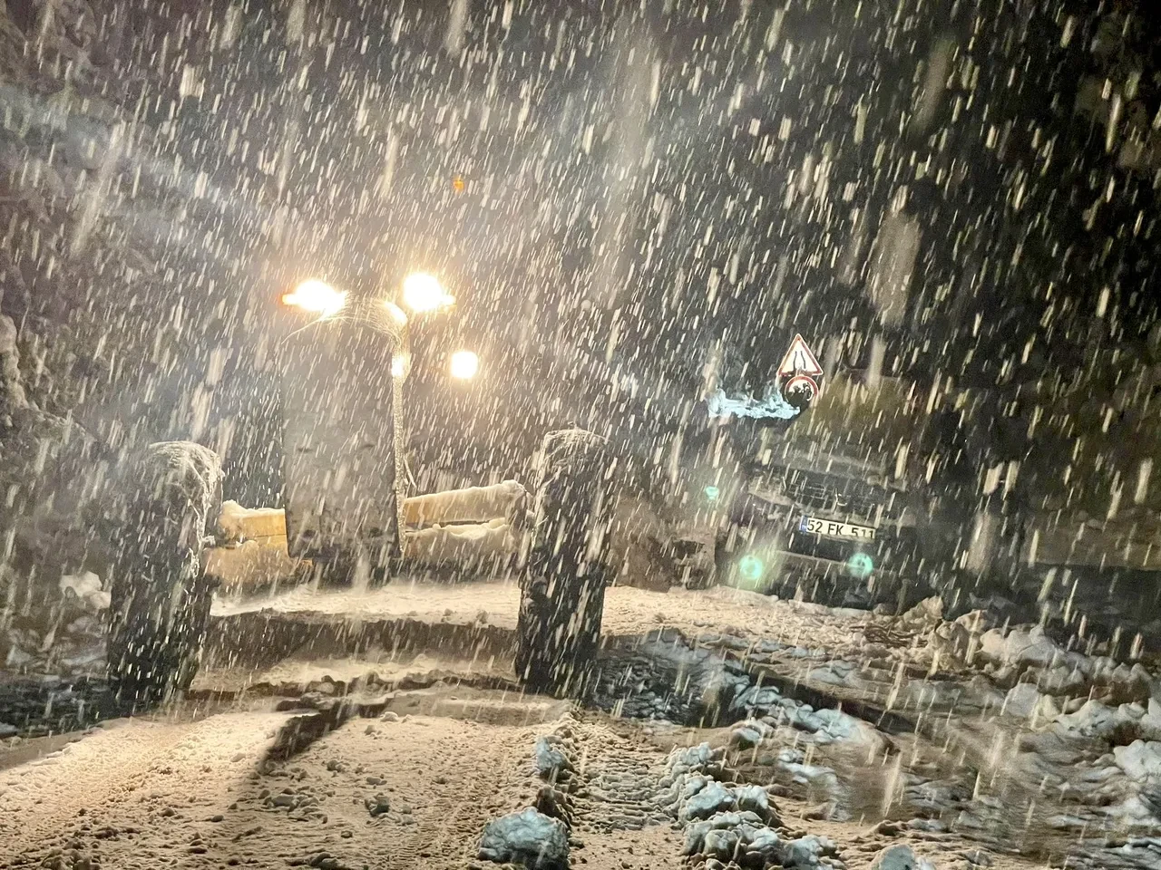 Kuvvetli kar yağışı fena başladı! Yollar kapandı, ulaşım durdu: Peş peşe açıklamalar