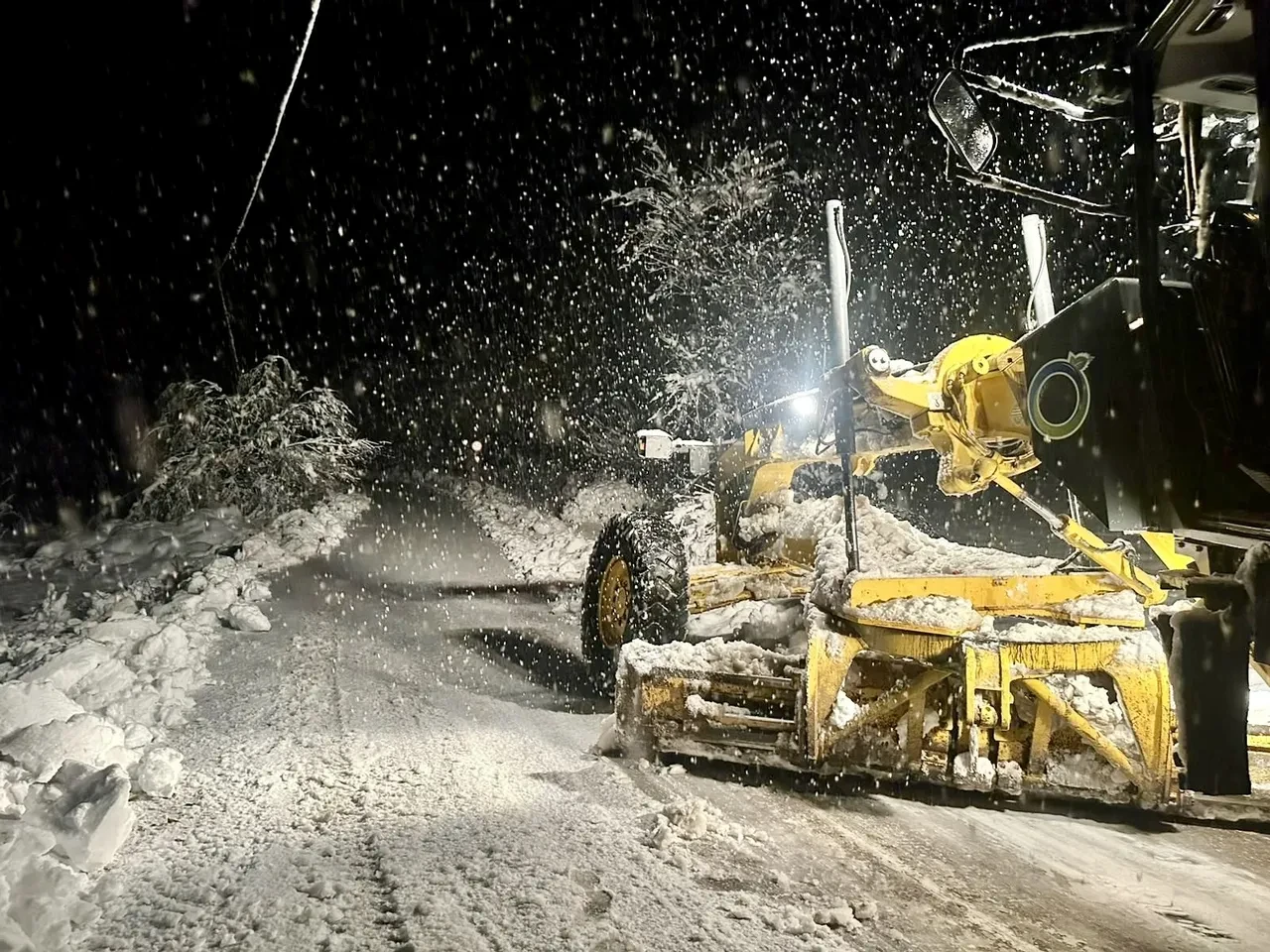 Kuvvetli kar yağışı fena başladı! Yollar kapandı, ulaşım durdu: Peş peşe açıklamalar