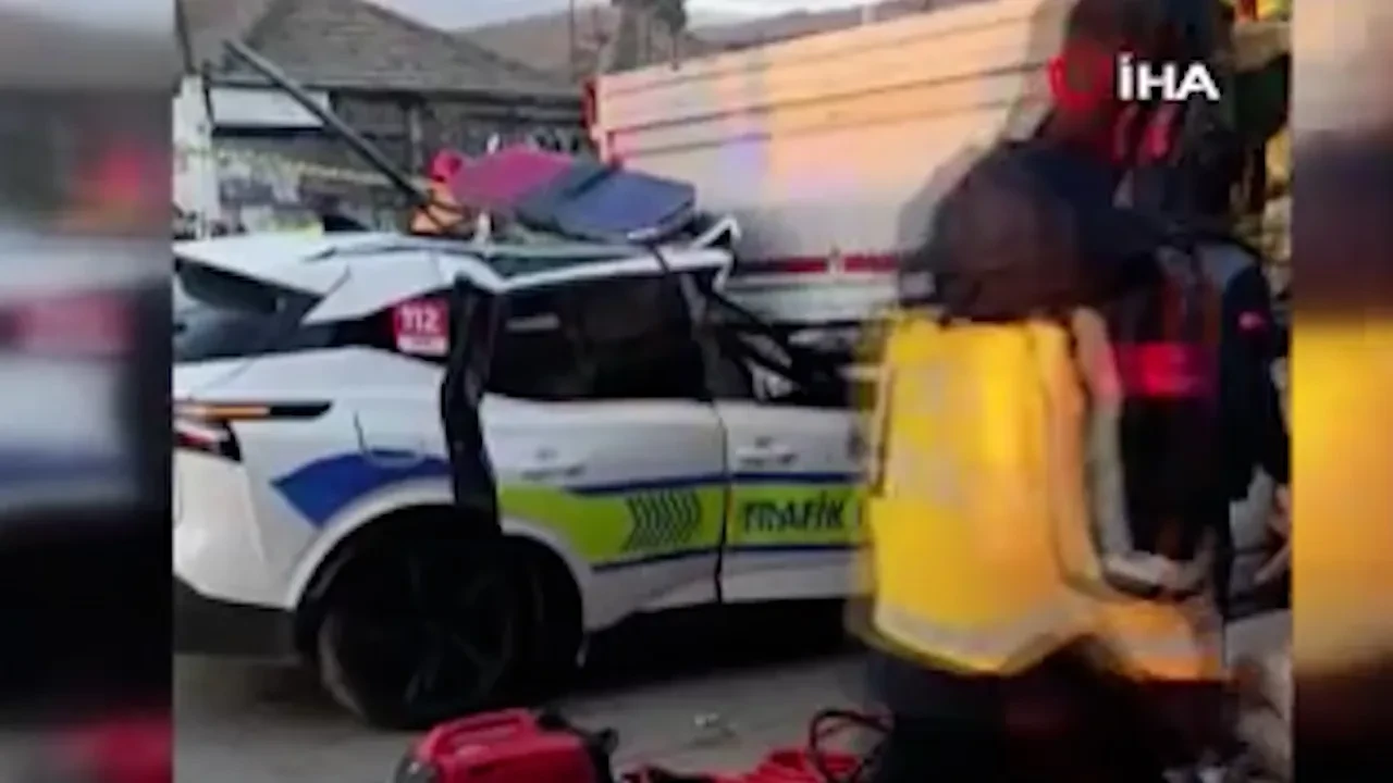 Manisa'da korkunç kaza! Polis aracı tıra çarptı: Acı haber geldi 