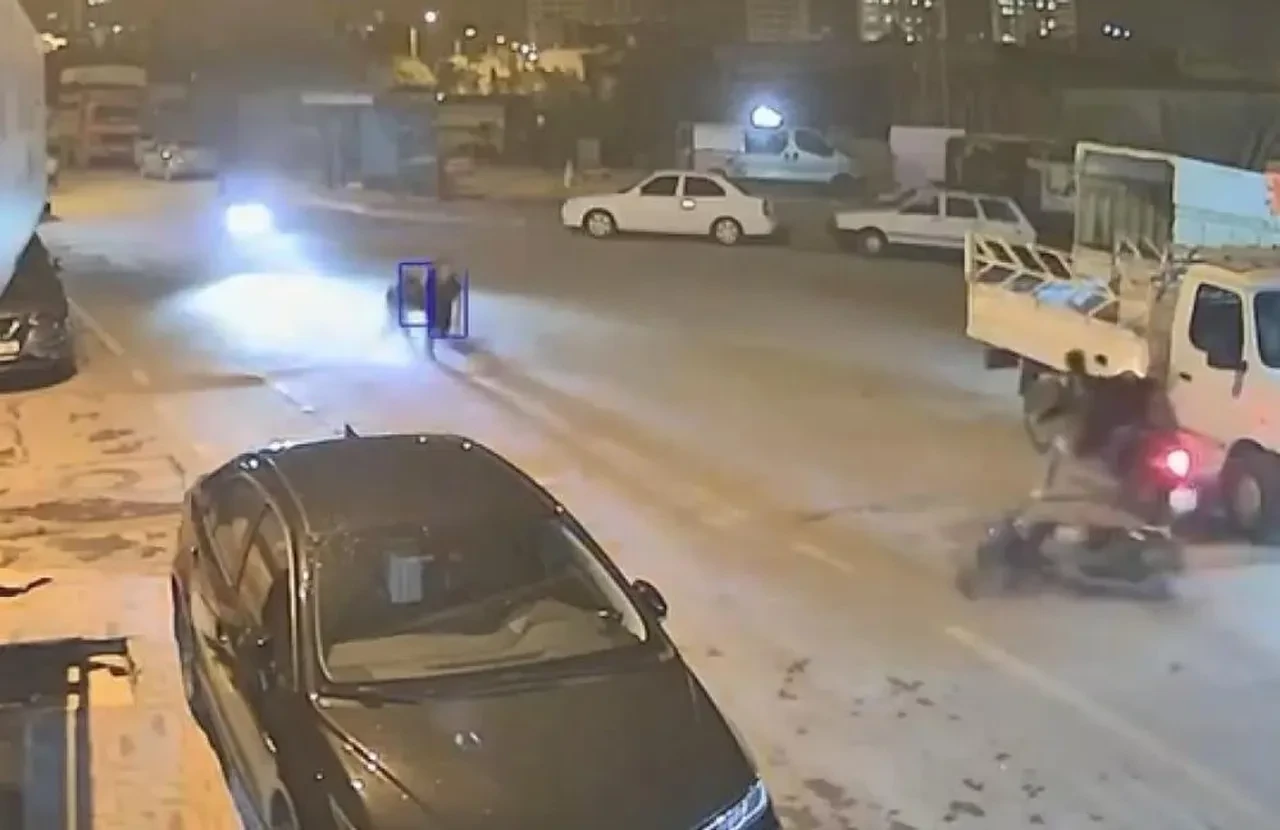 Motosiklet ile akrobatik hareketler yapıp kaza yapınca motosikleti bırakıp kaçtılar