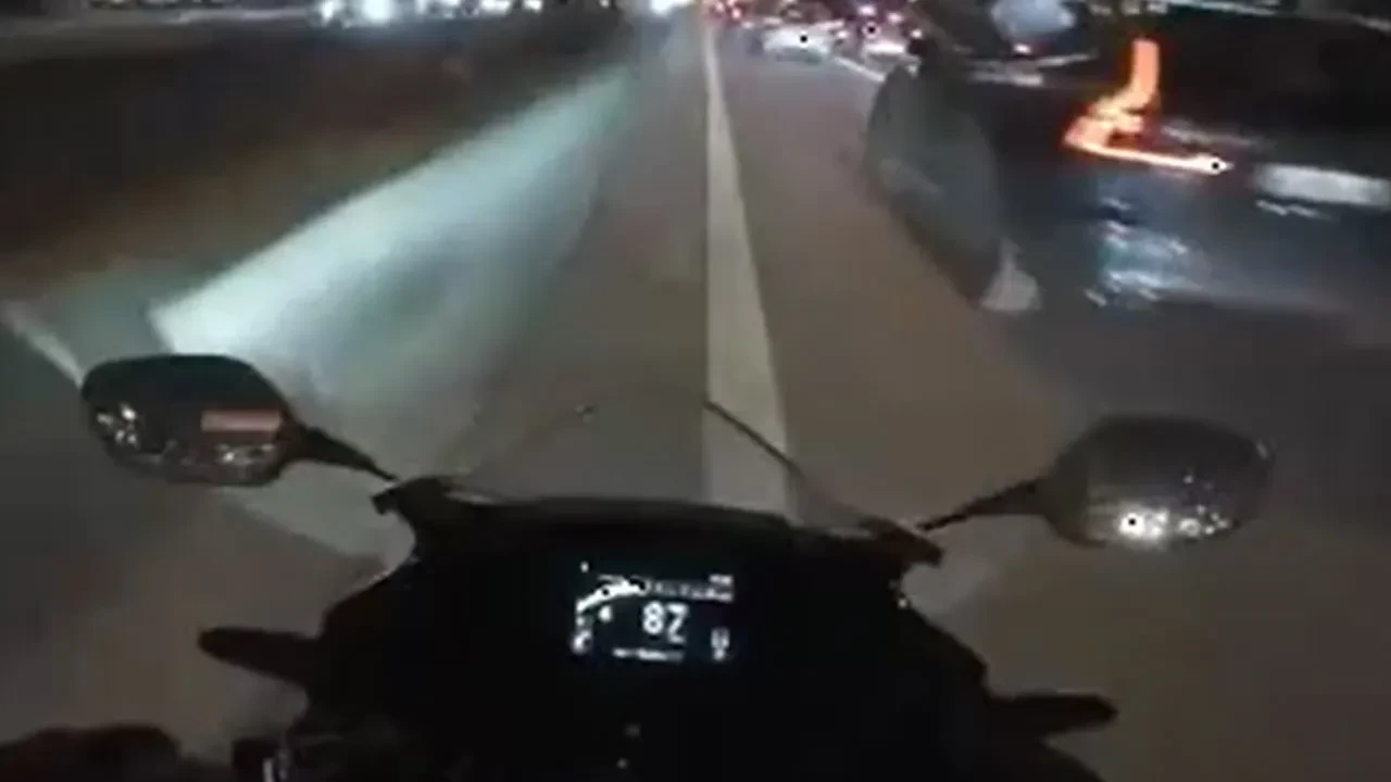 Motosikletin çarptığı trafik polisi yaralandı: Kaza anı kamerada