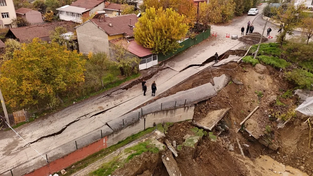Okul inşaatı yanındaki yol çöktü: Bölge dronla görüntülendi