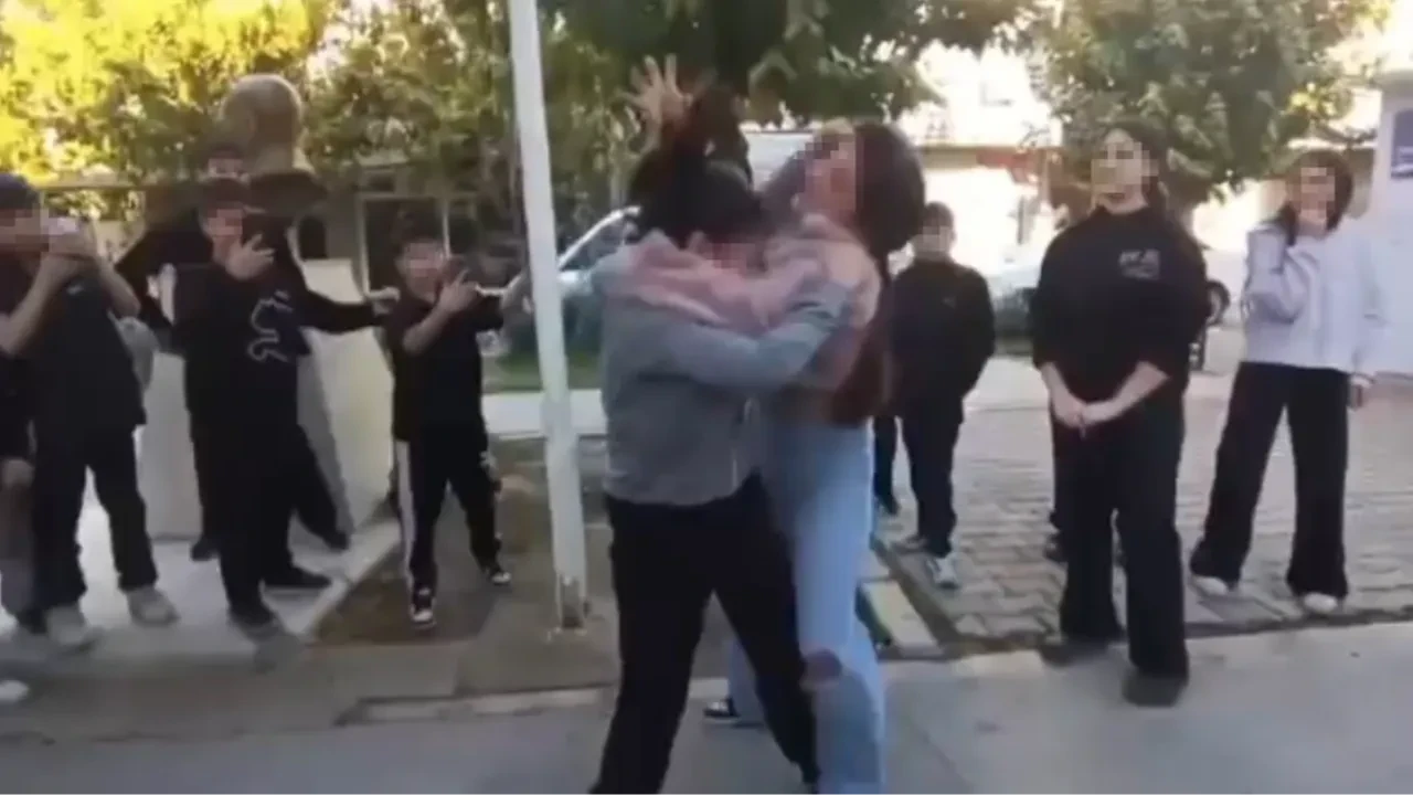 Ortaokullu kızlar birbirine girdi, arkadaşları ayırmak yerine video çekti!