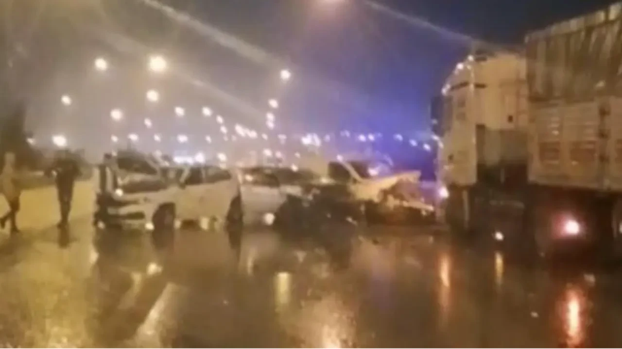 Otoyolda zincirleme kaza! 12 araç birbirine girdi: Yaralılar var