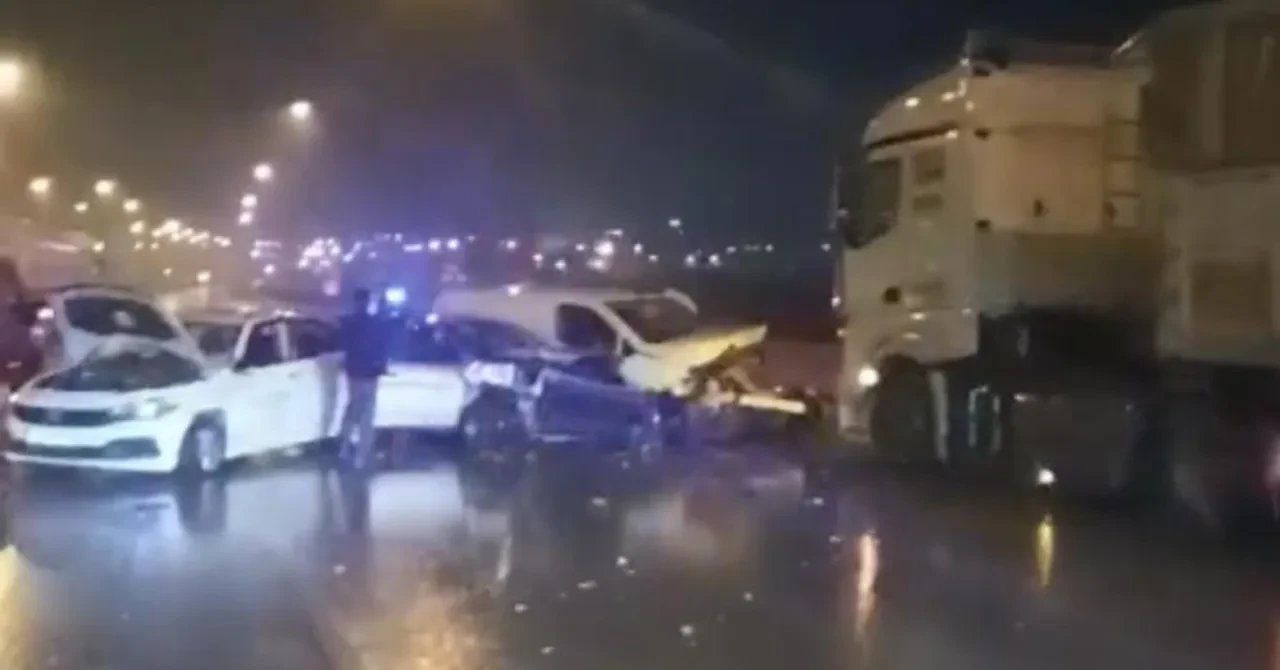 Otoyolda zincirleme kaza! 12 araç birbirine girdi: Yaralılar var