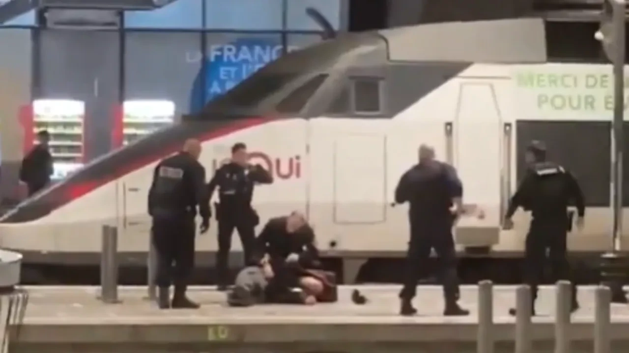 Paris'te panik anları! Bıçaklı saldırgan vuruldu