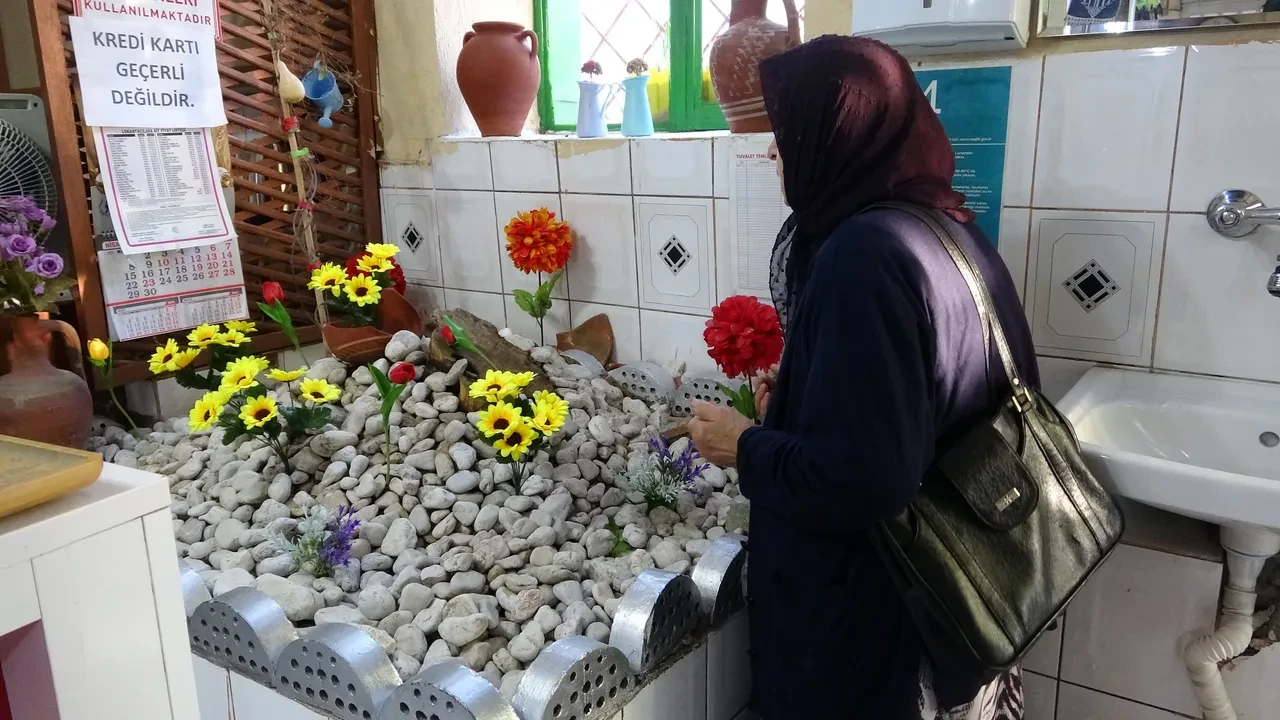 Pide salonunda gizemli mezar! Yemek yemeye gelen donup kalıyor