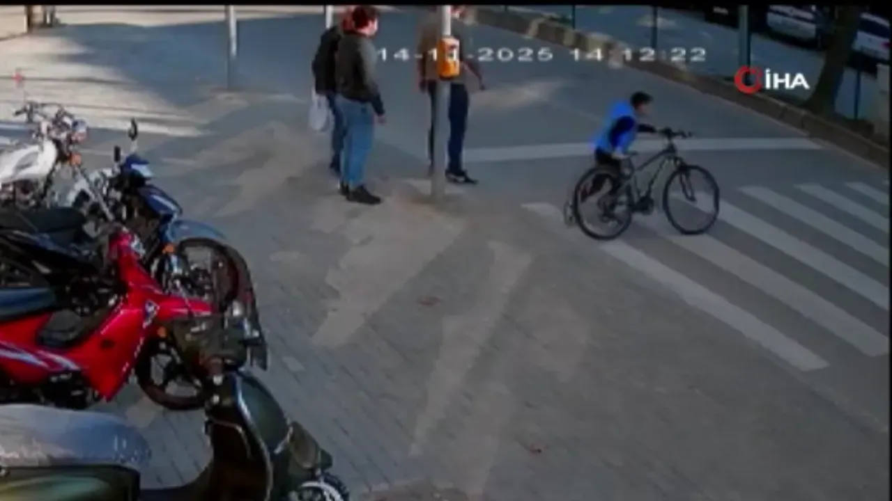 Polis aracının çarptığı Ömer’in kaza anı kamerada!