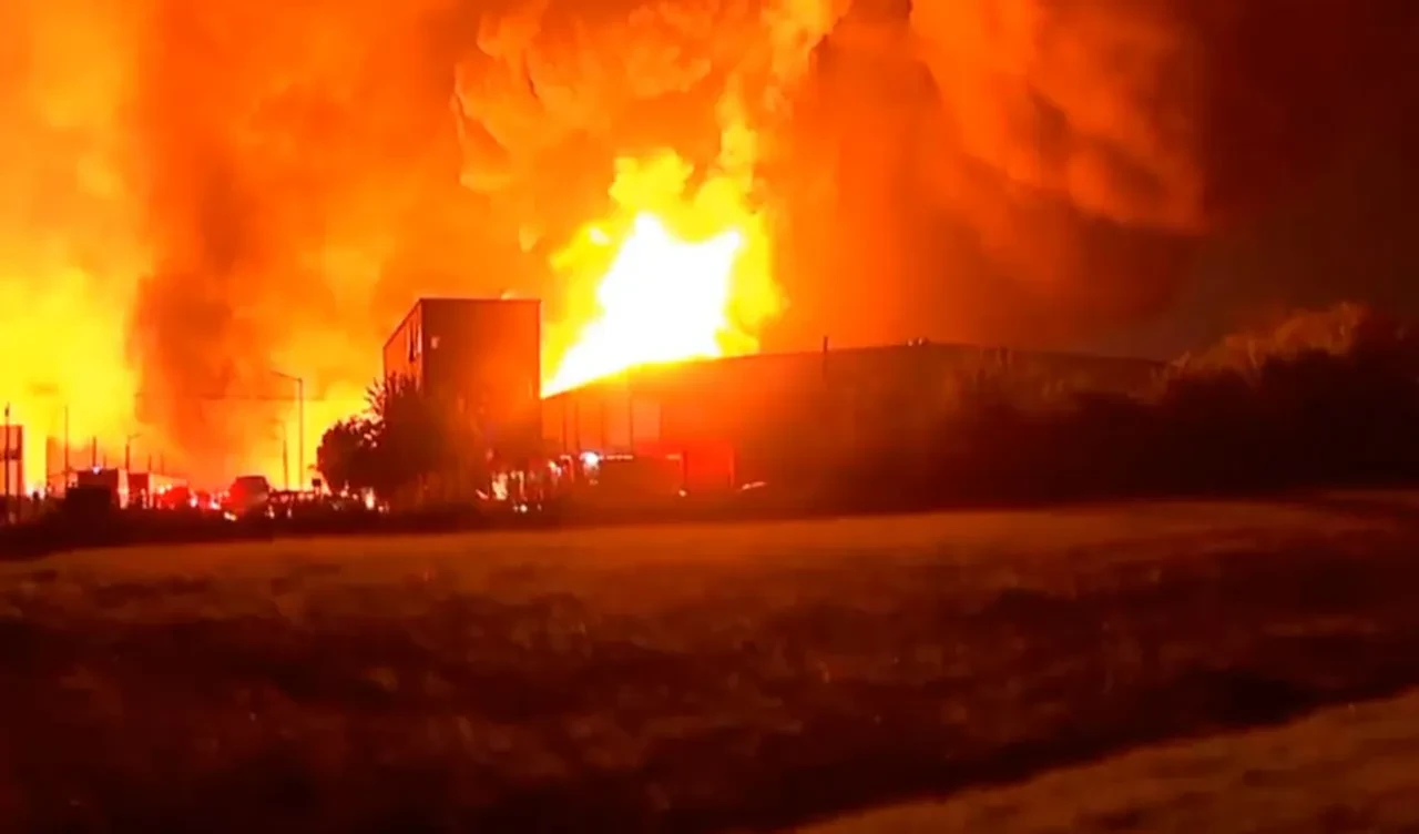 Sanayi bölgesindeki patlama yolcu uçağından görüldü! Çok sayıda yaralı var