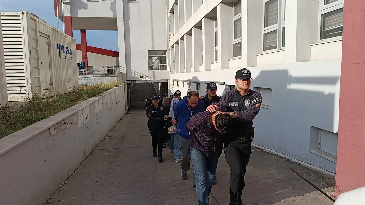 ‘Sazan Sarmalı' şebekesi çökertildi! Dolandırıcıların attığı mesajla şoke oldular