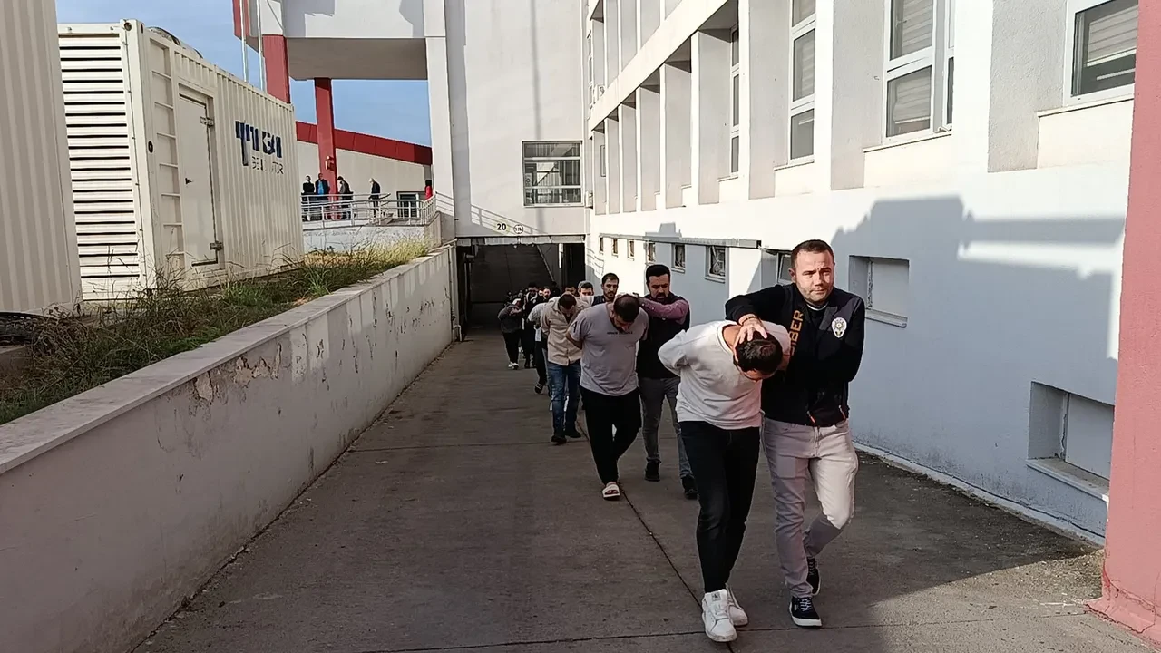 ‘Sazan Sarmalı' şebekesi çökertildi! Dolandırıcıların attığı mesajla şoke oldular