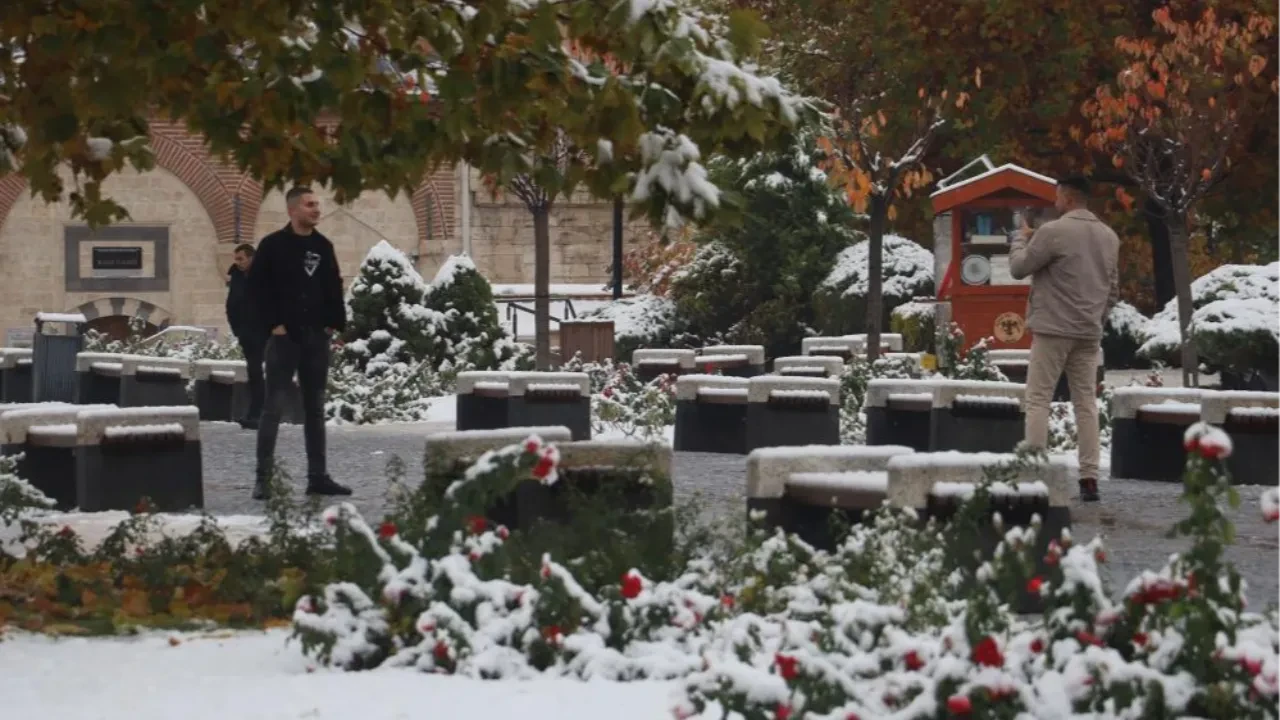 Şehir beyaz gelinliğini giydi, Sivas'ta kartpostallık görüntüler oluştu