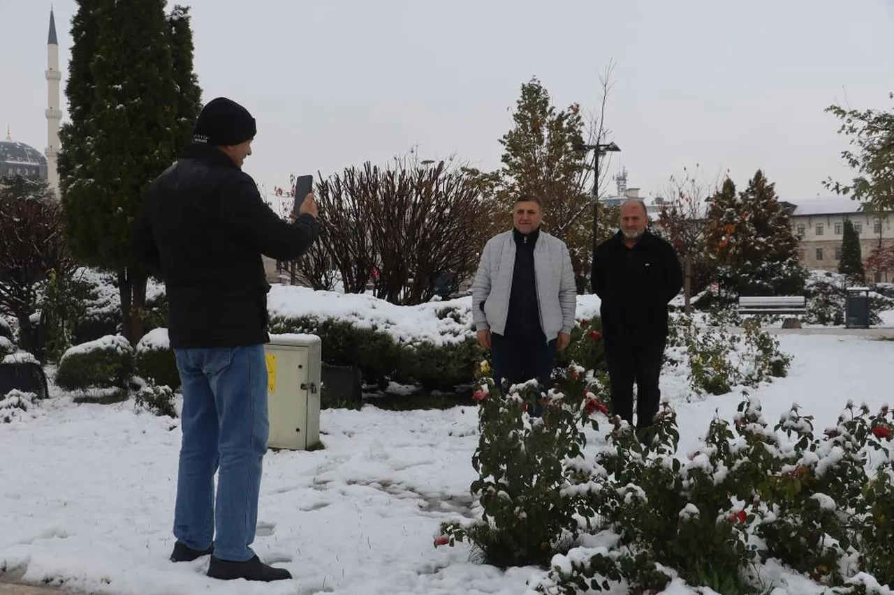 Şehir beyaz gelinliğini giydi, Sivas'ta kartpostallık görüntüler oluştu