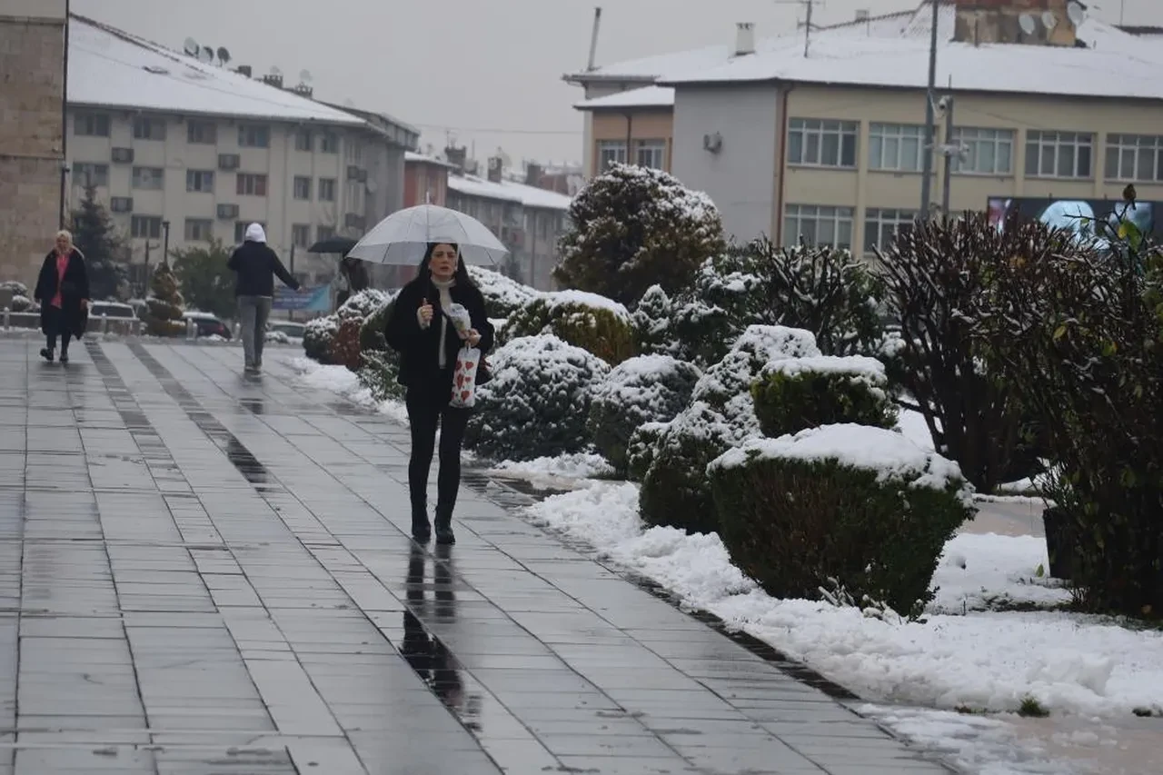 Şehir beyaz gelinliğini giydi, Sivas'ta kartpostallık görüntüler oluştu