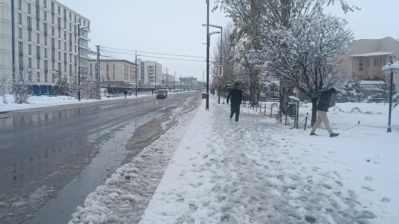 Şehir beyaz gelinliğini giydi, Sivas'ta kartpostallık görüntüler oluştu