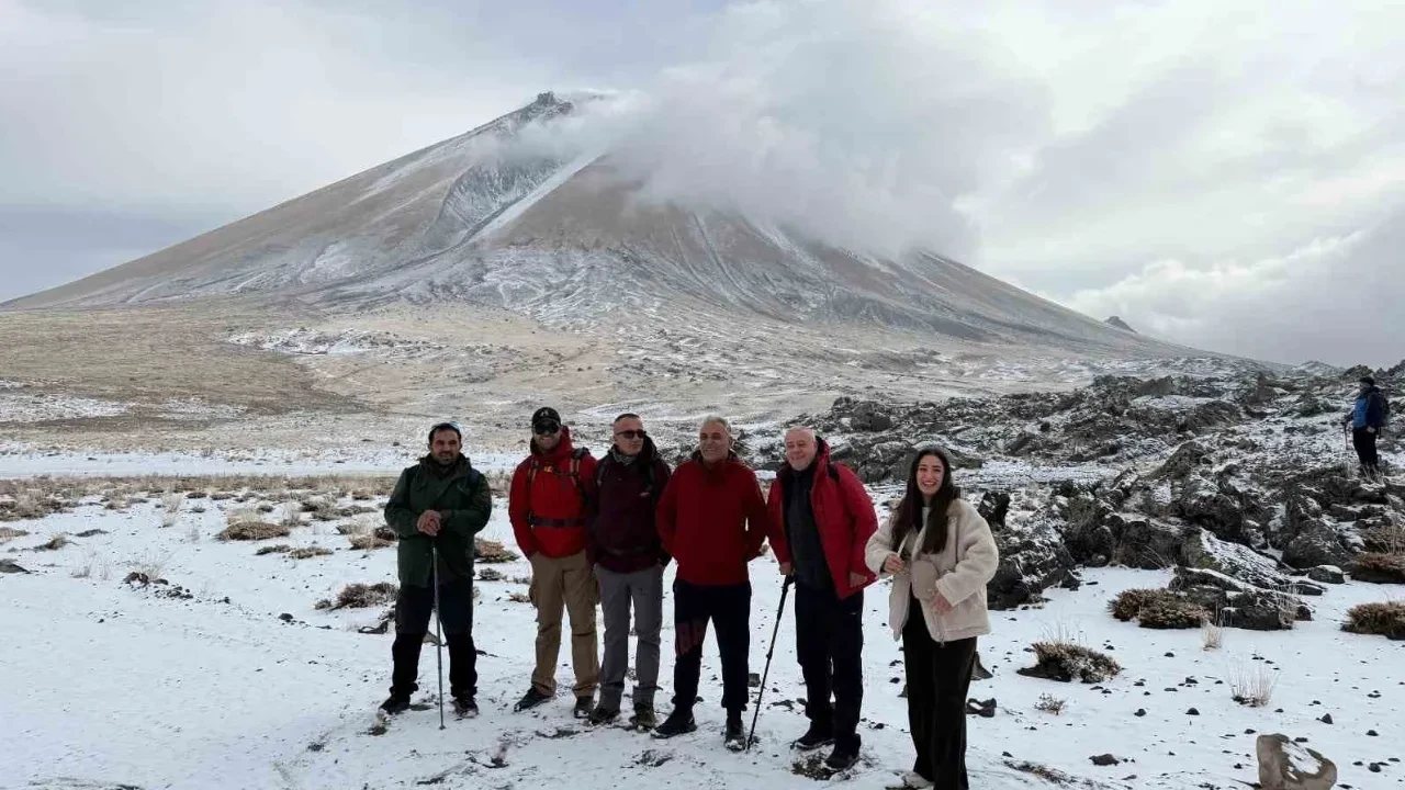 Ağrı Dağı’nda kar yağışına rağmen 27 dağcı tırmanışa geçti