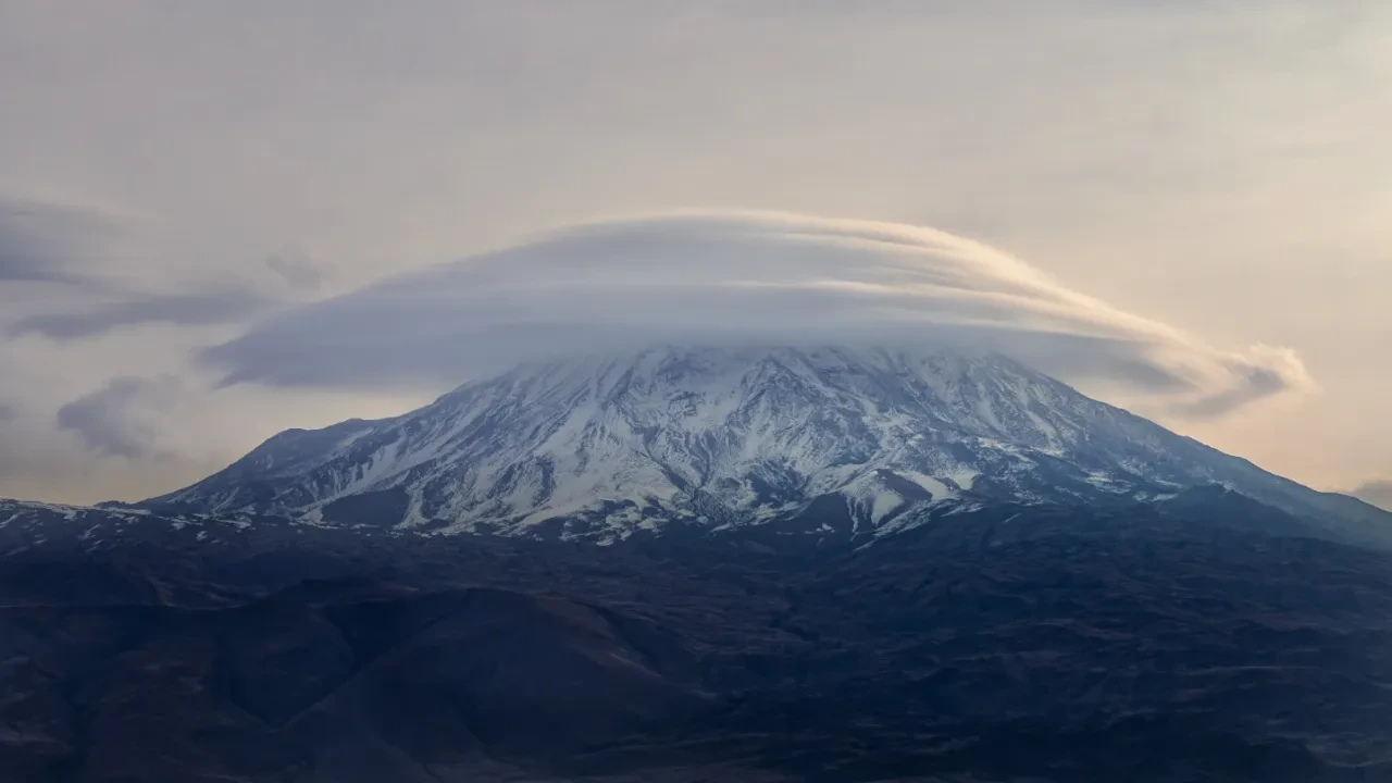 Ağrı Dağı’nda muhteşem manzara! Mercek bulutunu görenler hayran kaldı