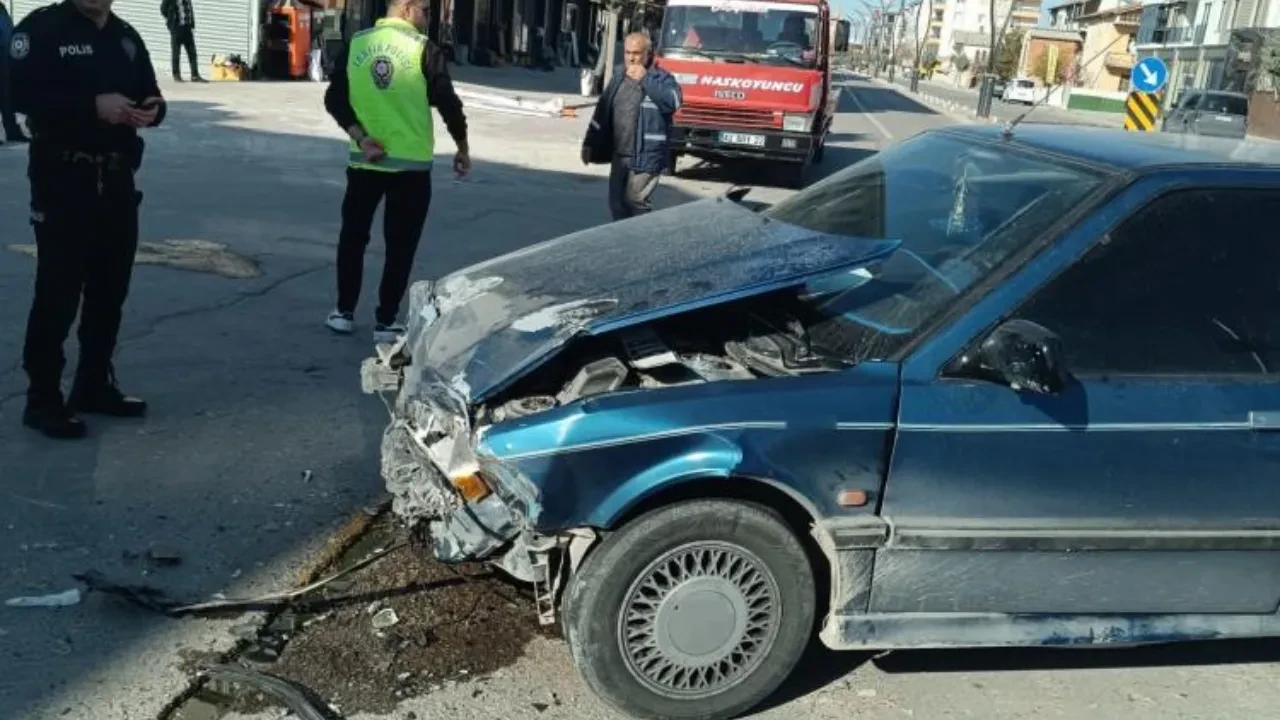 Aksaray'da hafif ticari araç ile otomobil çarpıştı: 7 yaralı