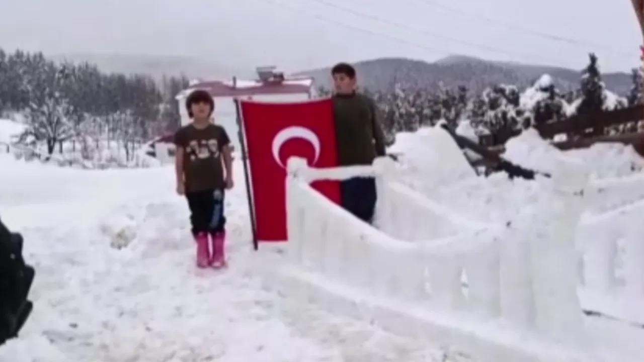 Amca ve yeğenlerinden anlamlı video! Şehitleri yaptıkları kardan köprüyle andılar