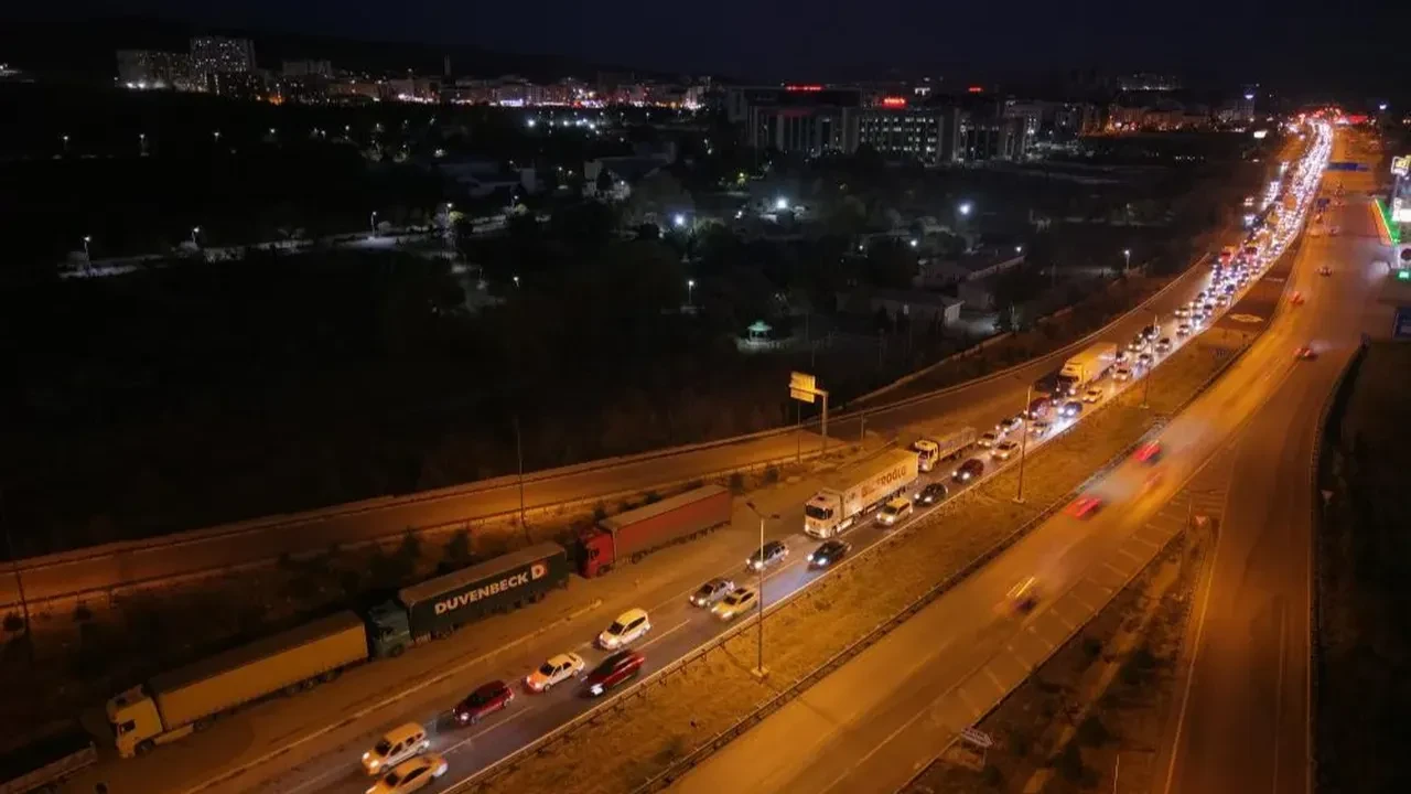 Ara tatilin bitmesiyle dönüş yine son güne kaldı! 'Kilit kavşak' durdu