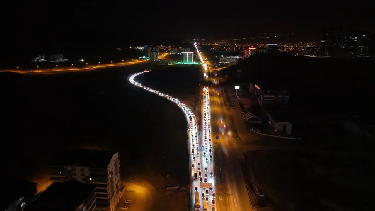 Ara tatilin bitmesiyle dönüş yine son güne kaldı! 'Kilit kavşak' durdu