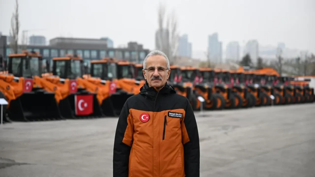 Bakan Uraloğlu: Karla mücadele için 18 bin 407 personel ve 14 bin 263 araç görev başında