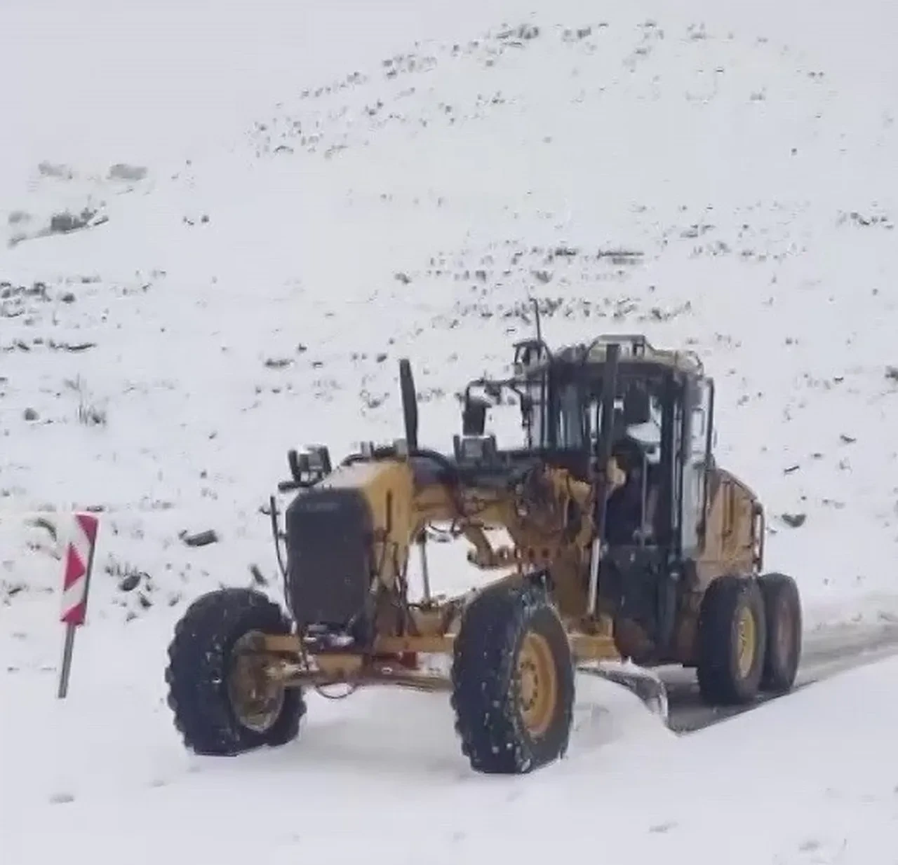 Bakan Uraloğlu: Karla mücadele için 18 bin 407 personel ve 14 bin 263 araç görev başında