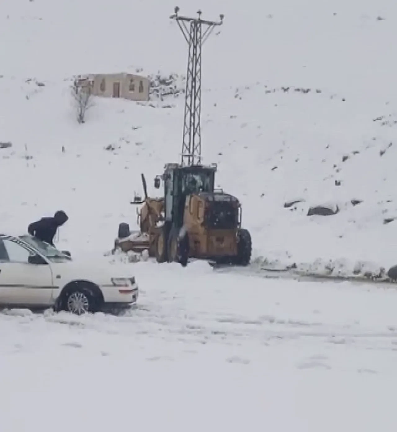 Bakan Uraloğlu: Karla mücadele için 18 bin 407 personel ve 14 bin 263 araç görev başında