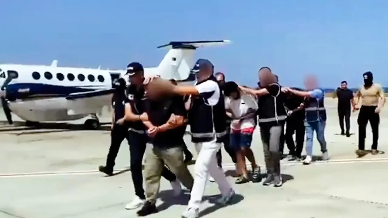 Bakan Yerlikaya duyurdu! Kırmızı bültenle aranan 7 suçlu Türkiye'ye getirildi