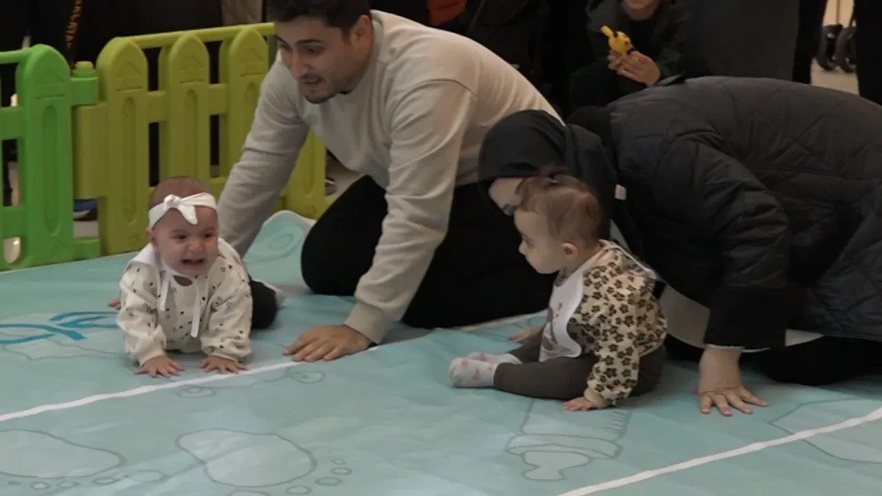 Bebek emekleme yarışması gülümsetti: Tam kazanacakken geri döndü