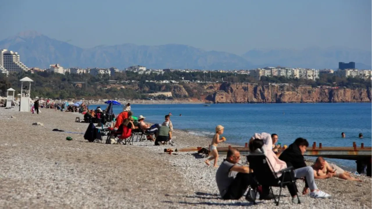 Bir tarafta karla mücadele, diğer tarafta ise deniz keyfi: Antalya'da yazdan kalma manzara