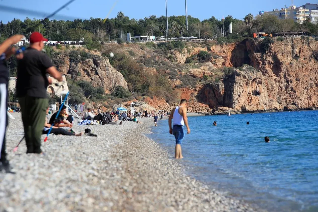 Bir tarafta karla mücadele, diğer tarafta ise deniz keyfi: Antalya'da yazdan kalma manzara