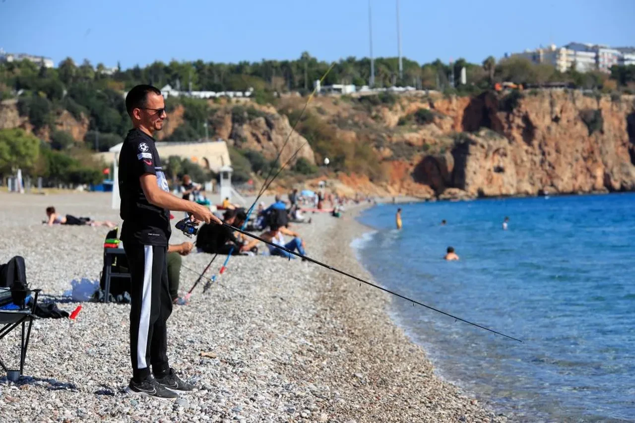 Bir tarafta karla mücadele, diğer tarafta ise deniz keyfi: Antalya'da yazdan kalma manzara