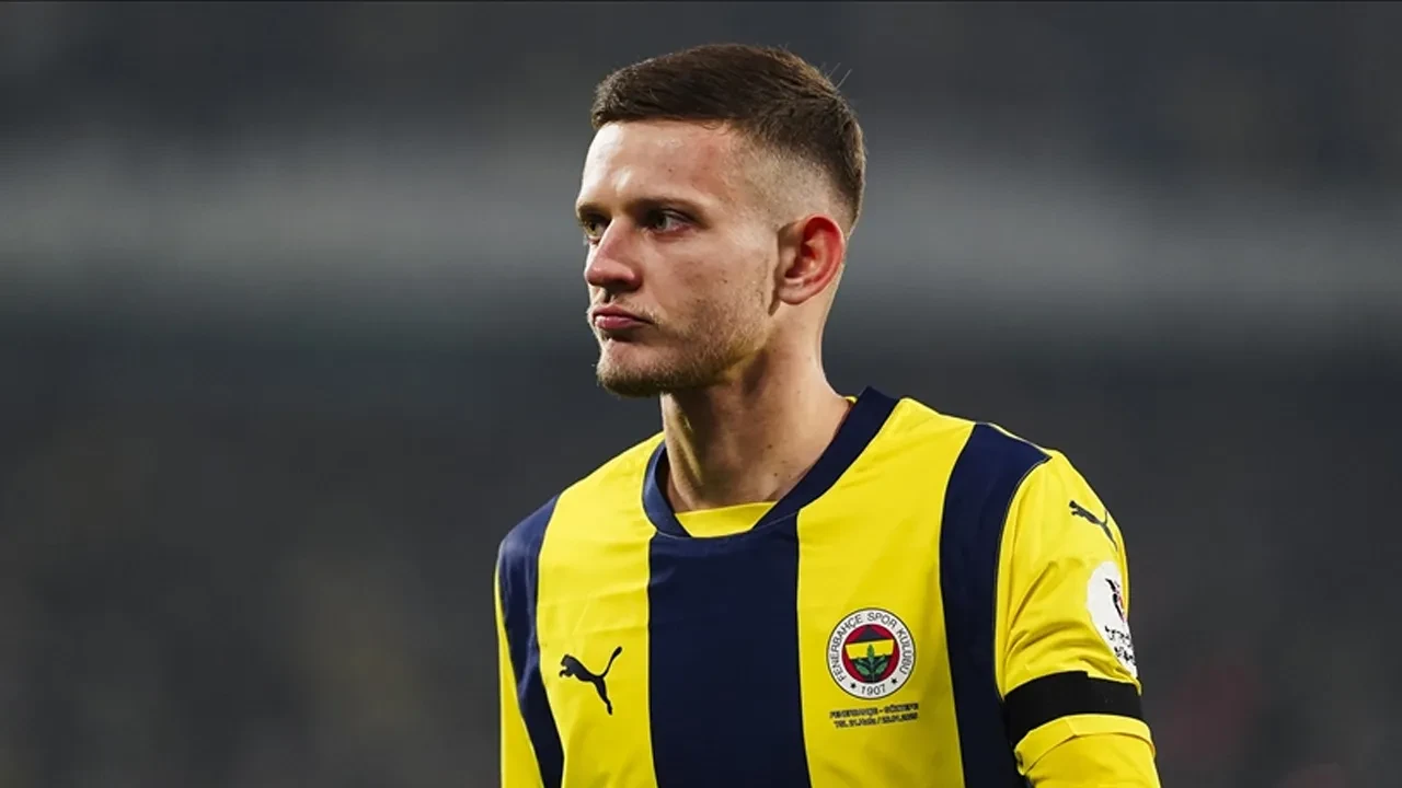 Fenerbahçe'ye kötü haber! Maçın başında kendini yere bıraktı
