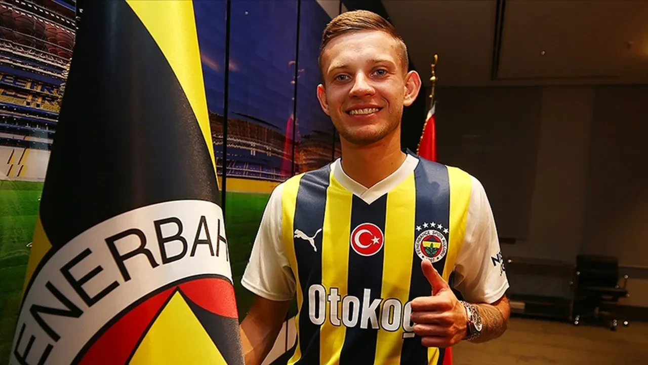 Fenerbahçe'ye kötü haber! Maçın başında kendini yere bıraktı