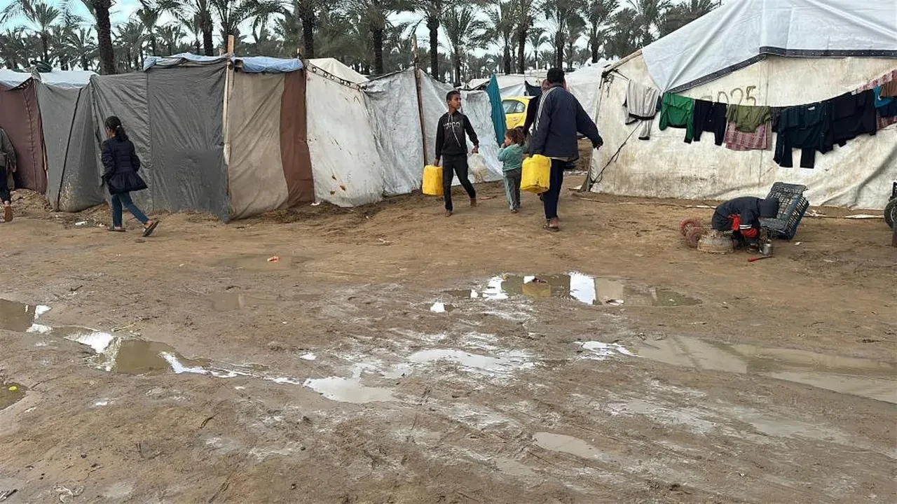 Gazze'de hayatlar sular altında: Kış şartları Filistinlilerin çadırlarını çamur göletlerine çevirdi